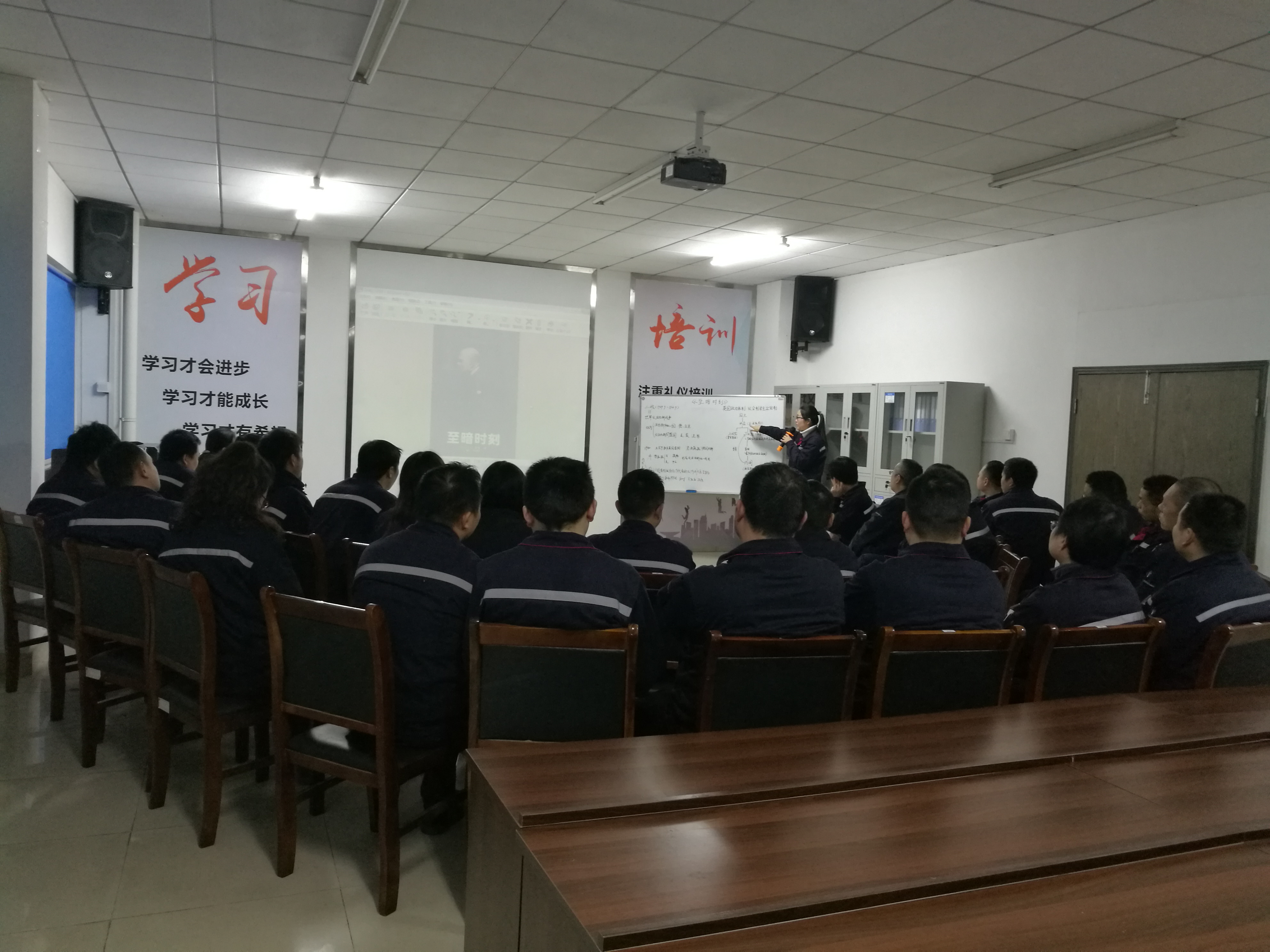 觀影《至暗時(shí)刻》——世上無難事，只要肯攀登